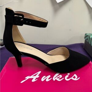 Women’s pump low heel closed toe